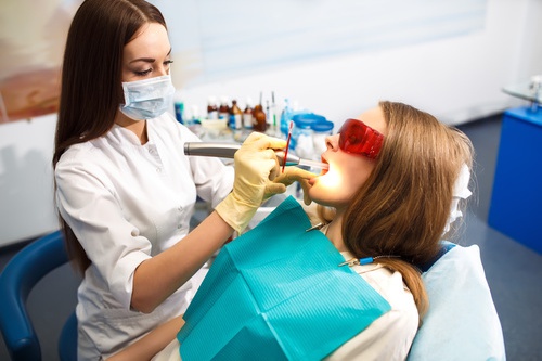 Mit Lasertherapie und Laserchirurgie lässt sich Zahnverlust bei ALL DENTE verhindern.