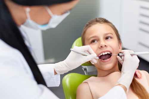 Die Behandlung unserer Zahnärzte bei Kindern ist äußerst behutsam und wird durch Spaß aufgelockert.
