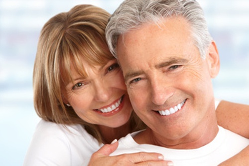 Vor allem im höheren Alter ist Zahnprothethik und Zahnästhetik ein relevantes Thema.