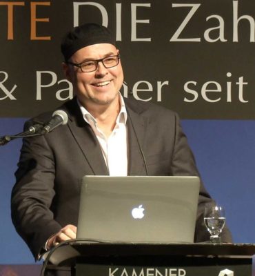 dr-achim-sieper-vortrag Dr. med. dent. Achim Sieper bei einem Vortrag zum Thema Implantate.