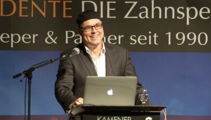 Dr. med. dent. Achim Sieper bei einem Vortrag zum Thema Implantate.