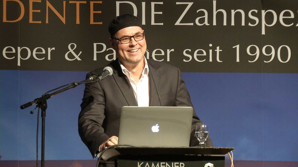 Dr. med. dent. Achim Sieper bei einem Vortrag zum Thema Implantate.