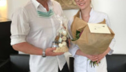 Dr. med. dent. Achim Sieper und das Team von ALL DENTE erhalten ein Geschenk von einer Patientin.