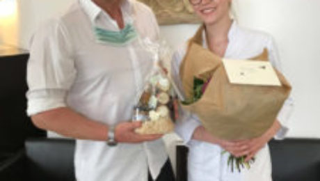 Dr. med. dent. Achim Sieper und das Team von ALL DENTE erhalten ein Geschenk von einer Patientin.