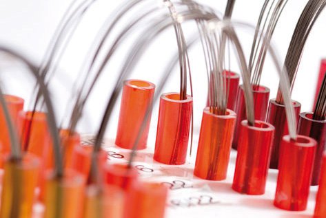 High-Tech-Bögen sind eine Innovation in der Zahntechnik und finden bei der Behandlungsmethode mit der festen Zahnspangen Anwendung.