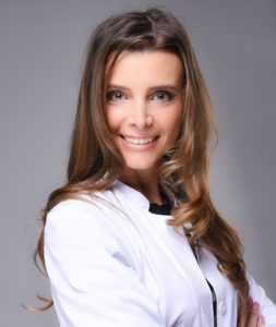 Zahnärztin Annamaria Czopik ist spezialisiert auf Zahnerhaltung und Chirurgie.