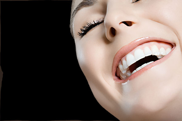 Glückliche Patienten der Praxisklinik ALL DENTE mit weißen Zähnen.