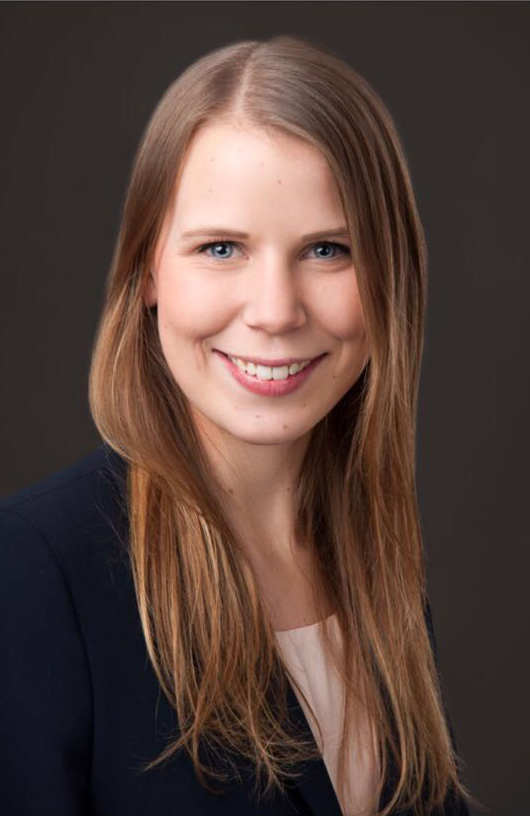 Viktoria Böhmer ist Zahnärztin bei ALL DENTE MVZ und spezialisiert auf die Zahnerhaltung und Zahnchirurgie.